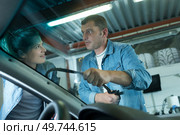 automotive glazier removing rubber seal from windscreen. Стоковое фото, агентство Ingram Publishing / Фотобанк Лори