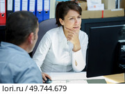 female advisor in meeting with middle-aged man. Стоковое фото, агентство Ingram Publishing / Фотобанк Лори