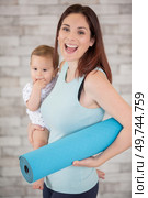 young mother does physical yoga exercises together with her baby. Стоковое фото, агентство Ingram Publishing / Фотобанк Лори