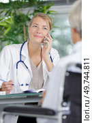 portrait of female doctor using her mobile phone. Стоковое фото, агентство Ingram Publishing / Фотобанк Лори