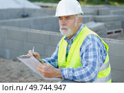a contractor filling out an estimate. Стоковое фото, агентство Ingram Publishing / Фотобанк Лори