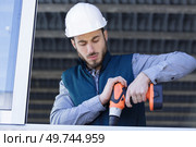 male fitter using cordless power-tool on window frame. Стоковое фото, агентство Ingram Publishing / Фотобанк Лори