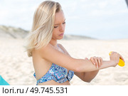 summer girl applying suncream lotion. Стоковое фото, агентство Ingram Publishing / Фотобанк Лори