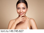 Portrait beautiful young woman with clean fresh skin. Model with healthy skin, close up portrait. Cosmetology, beauty and spa. Стоковое фото, агентство Ingram Publishing / Фотобанк Лори