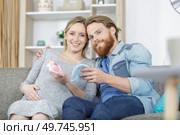 pregnant happy couple with baby accessories. Стоковое фото, агентство Ingram Publishing / Фотобанк Лори