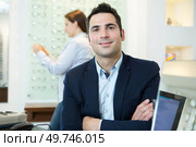 portrait of suited man in opticians. Стоковое фото, агентство Ingram Publishing / Фотобанк Лори