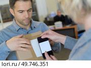 scanning the label on the boxes with barcode scanner. Стоковое фото, агентство Ingram Publishing / Фотобанк Лори