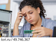 stressed woman trying to solve issues. Стоковое фото, агентство Ingram Publishing / Фотобанк Лори
