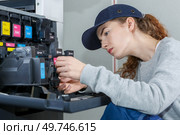 technician inspecting ink in industrial photocopier. Стоковое фото, агентство Ingram Publishing / Фотобанк Лори