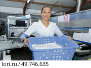 worker holding basket laundry for ironing. Стоковое фото, агентство Ingram Publishing / Фотобанк Лори