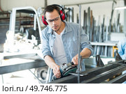 worker in factory on the machine. Стоковое фото, агентство Ingram Publishing / Фотобанк Лори