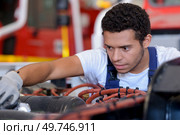 teenage male mechanic at work. Стоковое фото, агентство Ingram Publishing / Фотобанк Лори