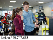 people and motorbike cleaning agent. Стоковое фото, агентство Ingram Publishing / Фотобанк Лори