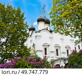 Церковь Владимира равноапостольного в Старых Садех. Весенний день. Москва. Редакционное фото, фотограф E. O. / Фотобанк Лори
