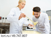 professional confectioner making chocolate frosting. Стоковое фото, агентство Ingram Publishing / Фотобанк Лори