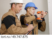 teacher grading the apprentice drill. Стоковое фото, агентство Ingram Publishing / Фотобанк Лори