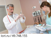 doctor raedy ti give injured man tetanus toxoid injection. Стоковое фото, агентство Ingram Publishing / Фотобанк Лори