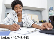young woman writing on clipboard. Стоковое фото, агентство Ingram Publishing / Фотобанк Лори
