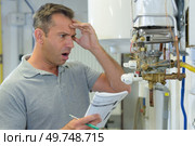 a shocked plumber checking an issue. Стоковое фото, агентство Ingram Publishing / Фотобанк Лори