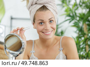 portrait of woman holding tweezers. Стоковое фото, агентство Ingram Publishing / Фотобанк Лори