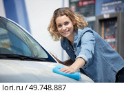 woman washing windshield with sponge. Стоковое фото, агентство Ingram Publishing / Фотобанк Лори