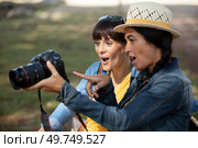 female photographers using a professional dslr. Стоковое фото, агентство Ingram Publishing / Фотобанк Лори