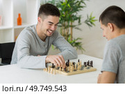 hand of businessman playing chess. Стоковое фото, агентство Ingram Publishing / Фотобанк Лори
