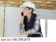 woman contractor worker with noise cancelling headphones. Стоковое фото, агентство Ingram Publishing / Фотобанк Лори