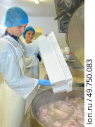 Factory worker pouring from container into vat. Стоковое фото, агентство Ingram Publishing / Фотобанк Лори