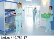 Auxiliary nurse sorting laundry. Стоковое фото, агентство Ingram Publishing / Фотобанк Лори