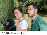 young gardener woman cutting a hedge. Стоковое фото, агентство Ingram Publishing / Фотобанк Лори