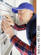 one electrician builder at work installing fuseboard. Стоковое фото, агентство Ingram Publishing / Фотобанк Лори