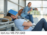 tired traveler with book on his head at train station. Стоковое фото, агентство Ingram Publishing / Фотобанк Лори
