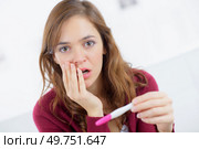 Shocked at pregnancy test result. Стоковое фото, агентство Ingram Publishing / Фотобанк Лори