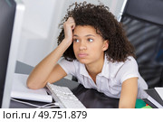 frustrated young woman sat at computer sighing. Стоковое фото, агентство Ingram Publishing / Фотобанк Лори