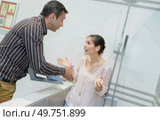 Couple arguing in bathroom store. Стоковое фото, агентство Ingram Publishing / Фотобанк Лори