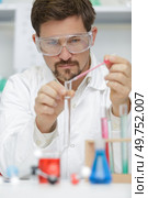 man working with laboratory pipette. Стоковое фото, агентство Ingram Publishing / Фотобанк Лори