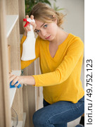 young ladyy tired out by dusting the home. Стоковое фото, агентство Ingram Publishing / Фотобанк Лори