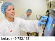 a female operative using computer. Стоковое фото, агентство Ingram Publishing / Фотобанк Лори