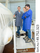 People looking at side of aircraft fuselage. Стоковое фото, агентство Ingram Publishing / Фотобанк Лори