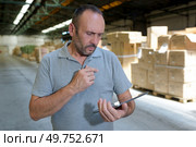 male looking at clipboard in warehouse. Стоковое фото, агентство Ingram Publishing / Фотобанк Лори