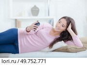 Woman taking a photo of herself using her camera. Стоковое фото, агентство Ingram Publishing / Фотобанк Лори