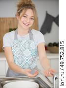 happy lady wash a dish. Стоковое фото, агентство Ingram Publishing / Фотобанк Лори