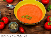 Healthy vegetarian soup of fresh tomatoes. Vegetable tomato soup on rustic wooden table.. Vegetable tomato soup on a wooden table. Стоковое фото, агентство Ingram Publishing / Фотобанк Лори