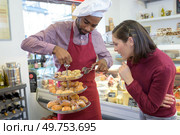 Chef with tiered display of pastries. Стоковое фото, агентство Ingram Publishing / Фотобанк Лори