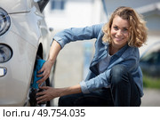 young woman washing her car with sponge. Стоковое фото, агентство Ingram Publishing / Фотобанк Лори