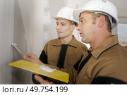 foreman builder and construction worker working indoor. Стоковое фото, агентство Ingram Publishing / Фотобанк Лори