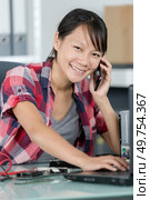 portrait of smiling customer support female on the phone. Стоковое фото, агентство Ingram Publishing / Фотобанк Лори