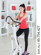 young woman on a stepper machine. Стоковое фото, агентство Ingram Publishing / Фотобанк Лори