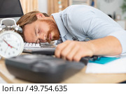 young man sleeping at his desk. Стоковое фото, агентство Ingram Publishing / Фотобанк Лори